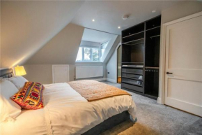 King Bed - En-Suite, Fast WiFi & Ample Parking